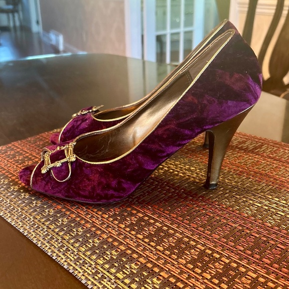 Chinese Laundry Purple Velvet with Gold Buckle Peep Toe Pumps in Size 10 - Picture 5 of 10